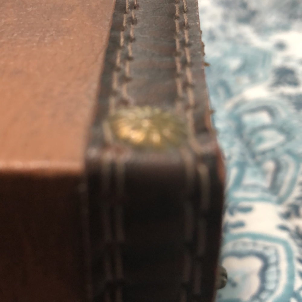 A beautiful leather and wood box hand sewed stitching with studs - Picture 8 of 8